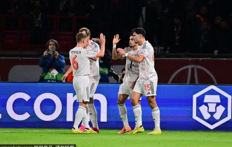 诺伊尔对阵巴黎41次长传且18次成功，两项数据位列本赛季欧冠之最